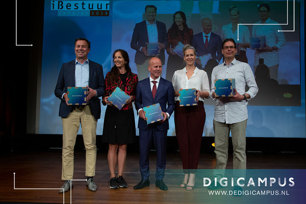 Initiatiefnemers Digicampus op het podium