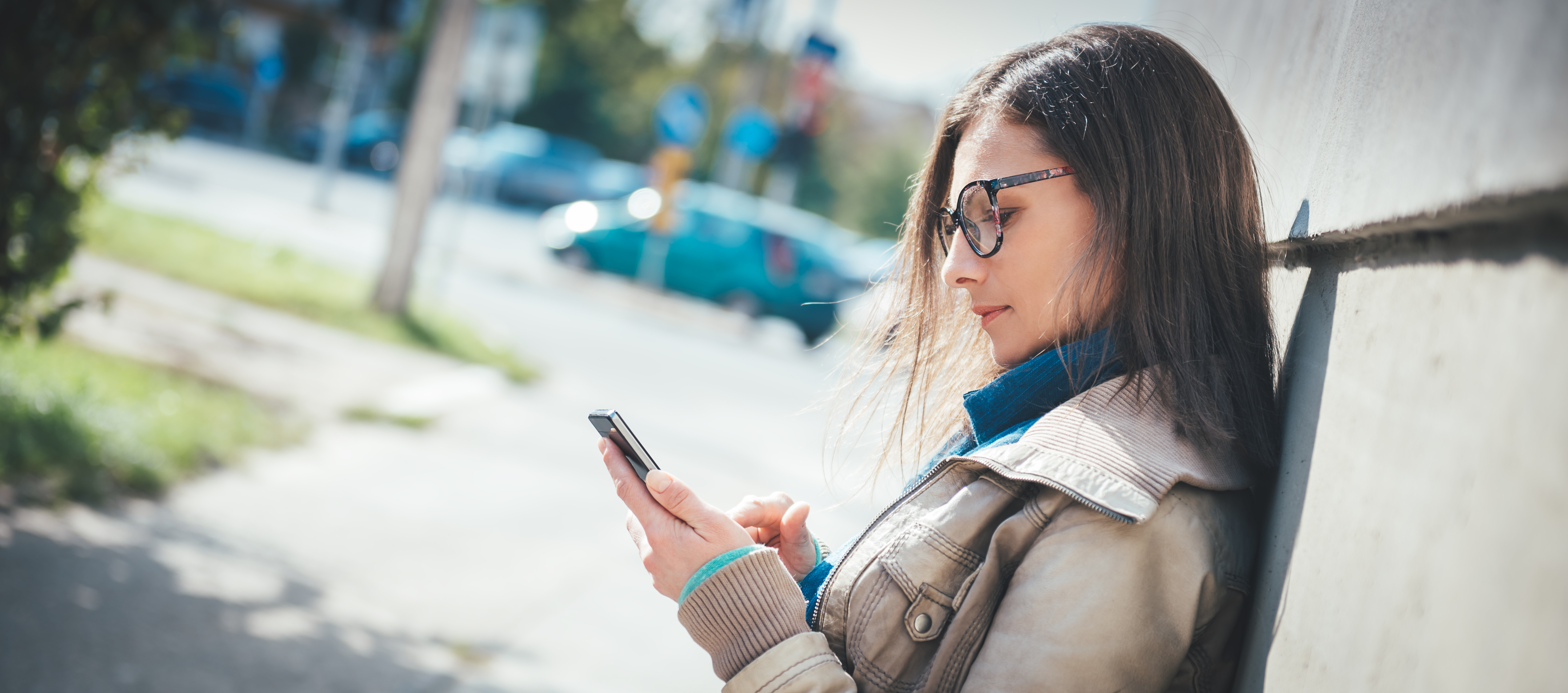 Jonge vrouw kijkt op mobiel